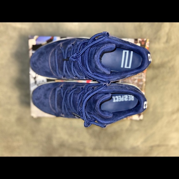 Air Jordan 11 Retro Low ‘Derek Jeter Re2pects’ - Picture 3 of 4